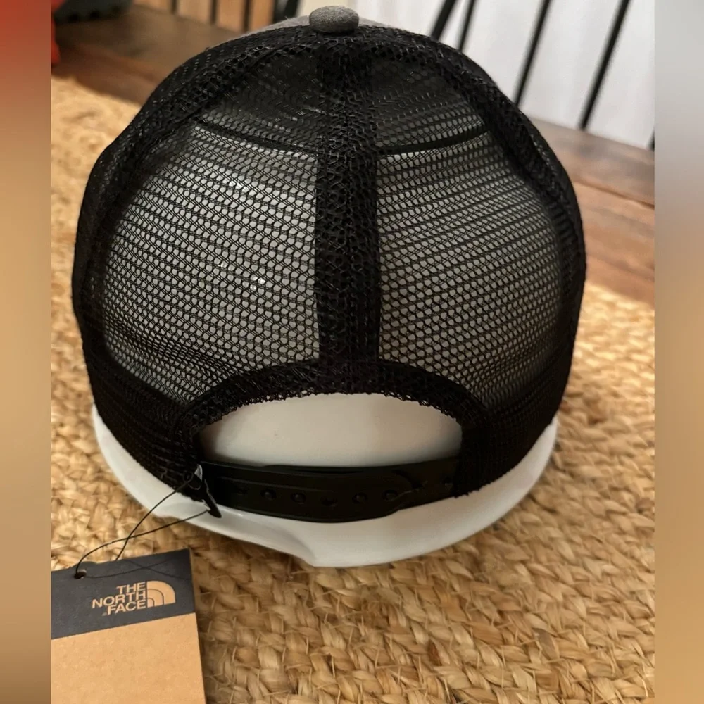 The North Face Htey:Black Mesh Snap‎ Back Trucker Hat New With Tags unisex
